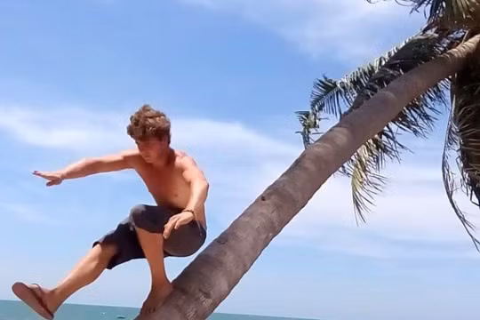 Aiden Webb lúc còn sống.