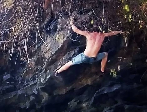 Hình ảnh "phượt thủ" người anh Aiden Shaw Webb trong chuyến leo núi mạo hiểm trước đây.