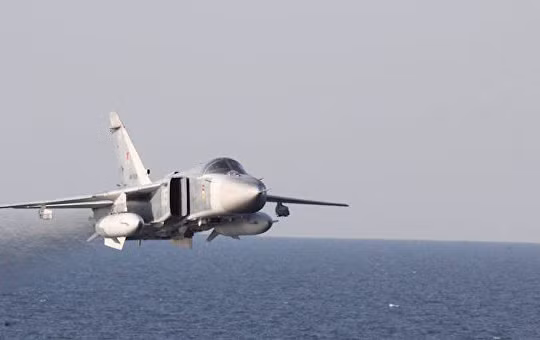 Máy bay ném bom chiến thuật Su-24 của Nga bay tạt sườn khu trục hạm USS Donald Cook của Hải quân Mỹ trên Biển Baltic.