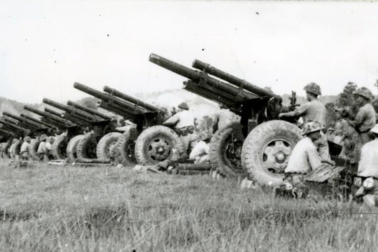 Lựu pháo mặt đất của Việt Nam trong chiến dịch Điện Biên Phủ (ảnh tư liệu)
