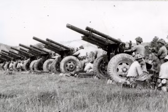Lựu pháo mặt đất của Việt Nam trong chiến dịch Điện Biên Phủ (ảnh tư liệu)