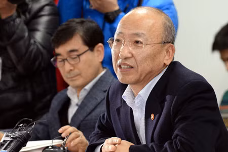 Ông Moon Hyung-pyo (bên phải)