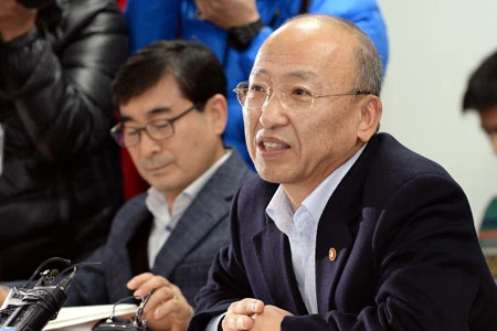 Ông Moon Hyung-pyo (bên phải)