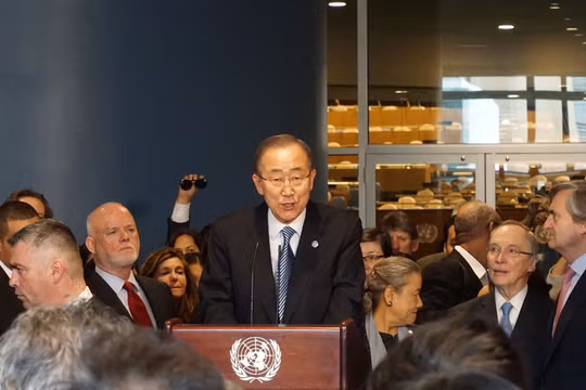 Ông Ban Ki-moon chào từ biệt nhân viên Liên hợp quốc.