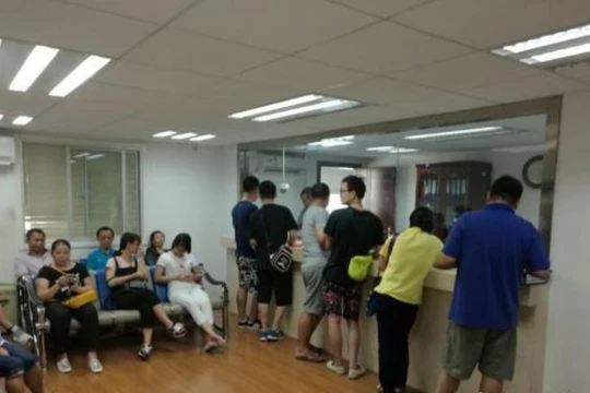 Ngày 22/7/2016, Tổng lãnh sự quán Việt Nam tại Nam Ninh, tỉnh Quảng Tây, Trung Quốc vẫn giải quyết thị thực cho khách du lịch Trung Quốc một cách bình thường. Ảnh: Chinanews.