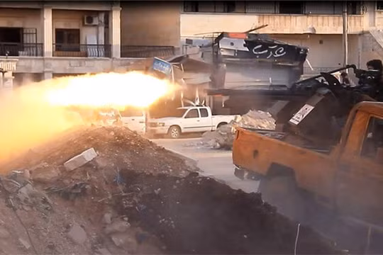 Chiến binh Hồi giáo cực đoan chiến đấu trên đường phố Aleppo