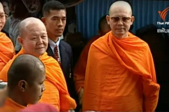 Ông Phra Dhammachayo (bên phải, ngoài cùng).