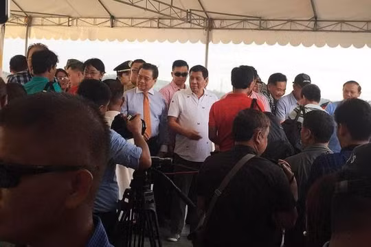 Tổng thống Philippines Rodrigo Duterte đích thân đến chào từ biệt ngư dân Việt Nam.