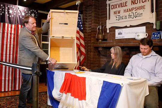 Bầu cử Mỹ: Bà Hillary Clinton thắng tại điểm bỏ phiếu đầu tiên ở Mỹ