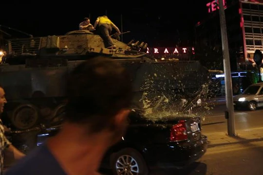 Xe tăng của lực lượng nổi dậy đã nã pháo vào tòa nhà quốc hội