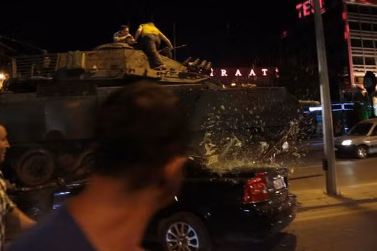 Xe tăng của lực lượng nổi dậy đã nã pháo vào tòa nhà quốc hội