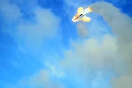 Ấn Độ bắn thử tên lửa hành trình BrahMos trên tàu khu trục. Nguồn ảnh: Sina Trung Quốc.