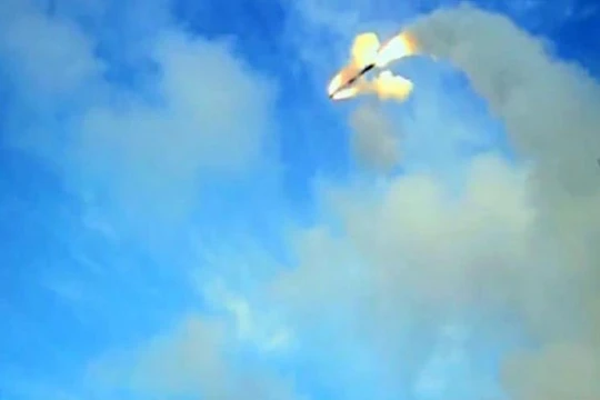 Ấn Độ bắn thử tên lửa hành trình BrahMos trên tàu khu trục. Nguồn ảnh: Sina Trung Quốc.