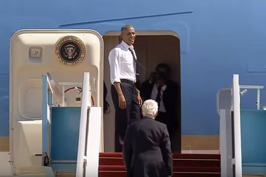 Ông Obama cho cựu Tổng thống Bill Clinton "quá giang" về nhà trên Air Force One.