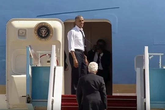 Ông Obama cho cựu Tổng thống Bill Clinton "quá giang" về nhà trên Air Force One.