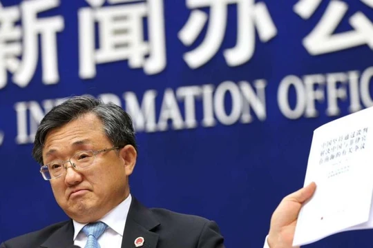 Ngày 13/7/2016, Chính phủ Trung Quốc tổ chức cuộc họp báo công bố Sách trắng "Trung Quốc kiên trì thông qua đàm phán giải quyết tranh chấp giữa Trung Quốc và Philippines ở Biển Đông". Thứ trưởng Ngoại giao Trung Quốc Lưu Chấn Dân đã có nhiều phát biểu hạ 