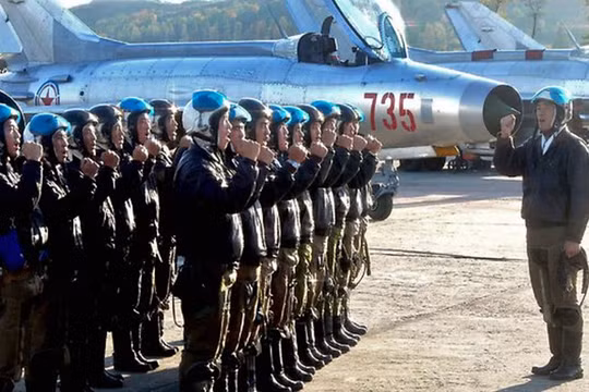 Bắc Triều Tiên phô diễn sức mạnh trong ngày hội hàng không quốc tế - VIDEO