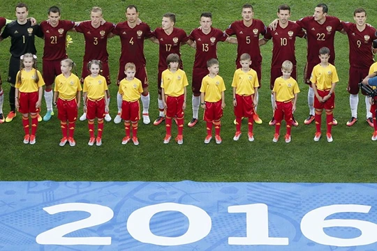 UEFA cấm đội tuyển quốc gia Nga tưởng nhớ các em bé tử nạn ở Karelia.