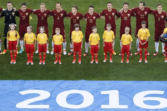 UEFA cấm đội tuyển quốc gia Nga tưởng nhớ các em bé tử nạn ở Karelia.