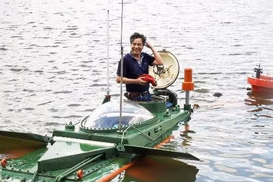 Tàu ngầm Hoàng Sa và ông Nguyễn Quốc Hòa.