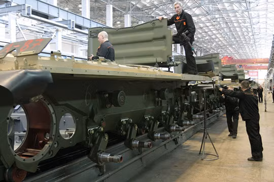 Cha đẻ xe tăng Armata đã chế tạo máy xúc mới siêu mạnh.