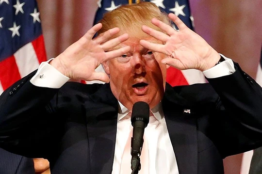 Tỷ phú Trump điêu đứng vì ảnh khỏa thân của vợ