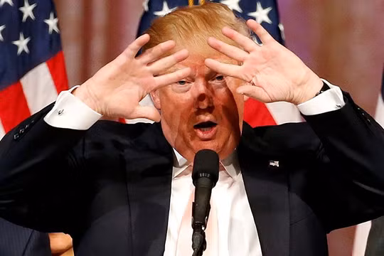 Tỷ phú Trump điêu đứng vì ảnh khỏa thân của vợ