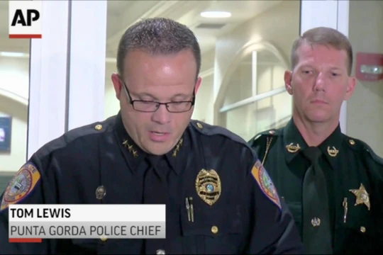 Cảnh sát trưởng khu vực Punta Gorda - Tom Lewis.