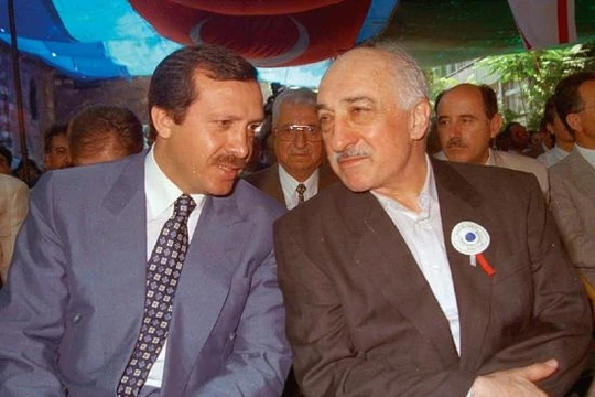 Tổng thống Erdogan (bên trái) và Giáo sỹ Fethullah Gulen từng là đồng minh của nhau trong quá khứ.