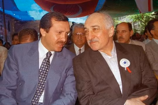 Tổng thống Erdogan (bên trái) và Giáo sỹ Fethullah Gulen từng là đồng minh của nhau trong quá khứ.
