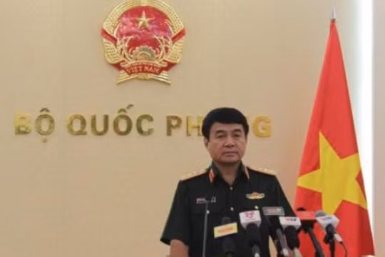 Thượng tướng Võ Văn Tuấn trả lời phỏng vấn báo chí.
