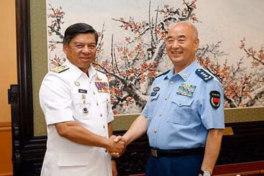  Ngày 24/5/2016, ông Hứa Kỳ Lượng, Phó Chủ tịch Quân ủy Trung ương Trung Quốc tiếp Đô đốc Kamazuraman, Tư lệnh Hải quân Malaysia. Nguồn ảnh: Chinanews.