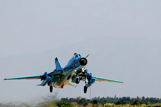Máy bay Su-22M4 của Trung đoàn 937 cất cánh thực hiện chuyến bay trinh sát khí tượng.
