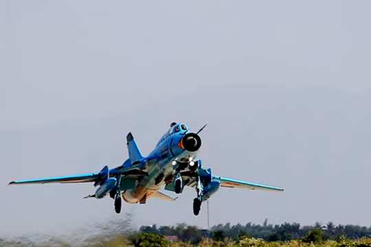 Máy bay Su-22M4 của Trung đoàn 937 cất cánh thực hiện chuyến bay trinh sát khí tượng.