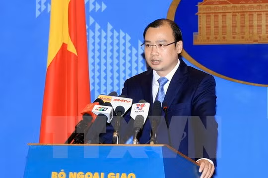 Người phát ngôn Bộ Ngoại giao Lê Hải Bình phát biểu tại buổi họp báo. (Ảnh: Phạm Kiên/TTXVN)