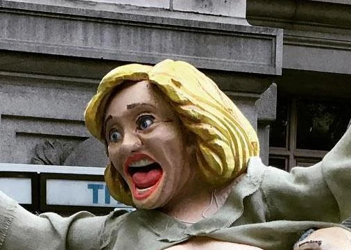 Đường phố ở New York lộn xộn vì bức tượng bà Clinton bán khỏa thân