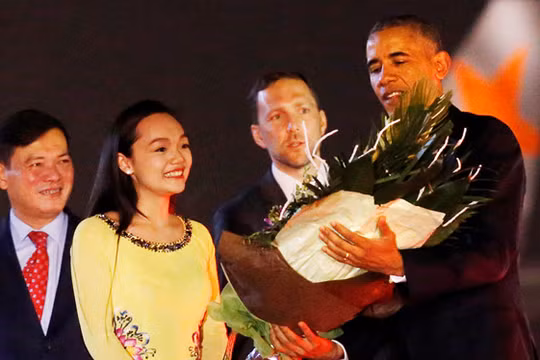 Trần Mỹ Linh tặng hoa cho Tổng thống Mỹ Barack Obama trong đêm 22.5.