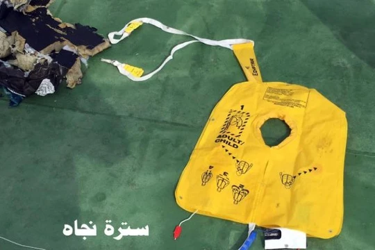 Áo phao cứu hộ được xem là rơi ra từ máy bay gặp nạn.