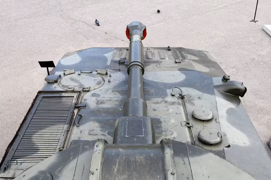 Chủ quán hộp đêm Ba Lan say rượu phá tan hộp đêm bằng lựu pháo Liên Xô