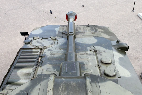 Chủ quán hộp đêm Ba Lan say rượu phá tan hộp đêm bằng lựu pháo Liên Xô