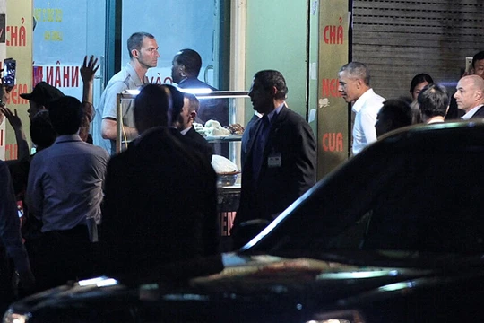 Tổng thống Mỹ đi ăn bún chả trong chuyến thăm Hà Nội.