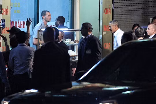 Tổng thống Mỹ đi ăn bún chả trong chuyến thăm Hà Nội.