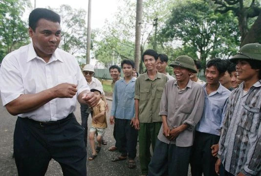 Muhammad Ali thể hiện động tác khi lên đài boxing để đùa vui cùng những người dân Hà Nội trong chuyến thăm Việt Nam vào ngày 11/5/1994. Muhammad Ali cũng đã từng đi thăm rất nhiều gia đình người Mỹ và người Việt Nam có con em mất tích, thiệt mạng trong Ch