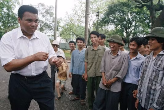 Muhammad Ali thể hiện động tác khi lên đài boxing để đùa vui cùng những người dân Hà Nội trong chuyến thăm Việt Nam vào ngày 11/5/1994. Muhammad Ali cũng đã từng đi thăm rất nhiều gia đình người Mỹ và người Việt Nam có con em mất tích, thiệt mạng trong Ch