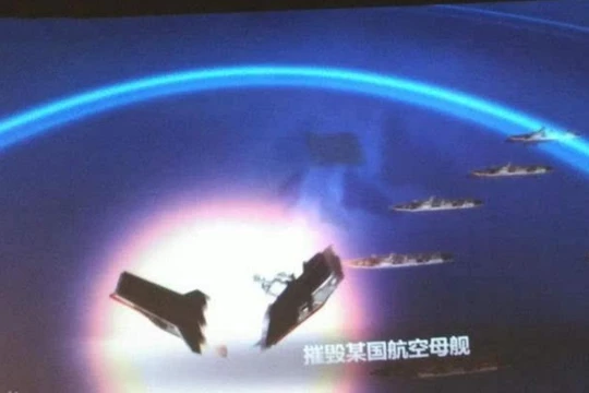 Gần đây, một chùm hình ảnh mô phỏng tên lửa đạn đạo tầm trung Đông Phong-21D Trung Quốc tấn công tàu sân bay xuất hiện trên mạng. Nguồn ảnh: Sina Trung Quốc
