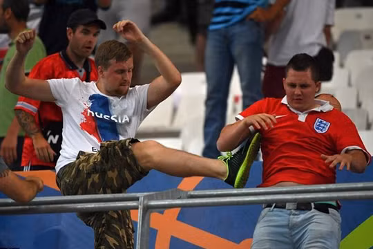 Cổ động viên Nga bị cảnh sát Pháp đột nhập vào khách sạn 