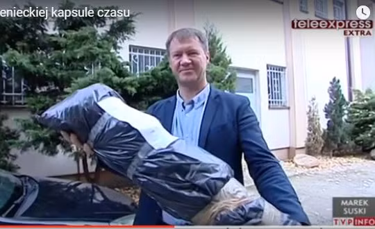 Một phần của đống di vật "thông điệp thời gian" của Đức quốc xã