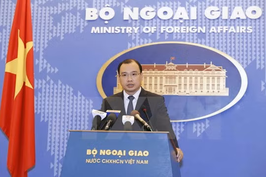 Người phát ngôn Bộ Ngoại giao Lê Hải Bình phát biểu tại buổi họp báo. (Ảnh: An Đăng/TTXVN).