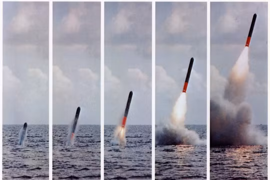 Tên lửa Tomahawk bắn từ tàu ngầm.