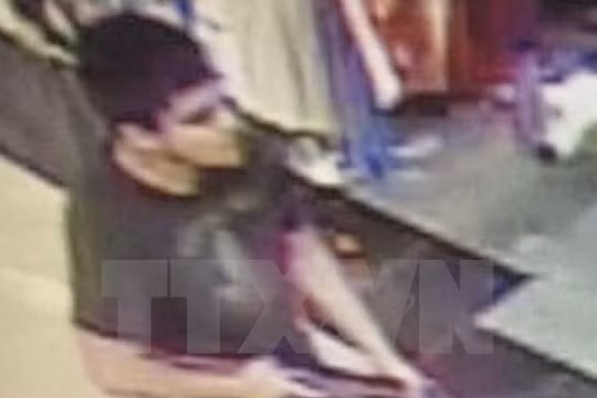 Hình ảnh đối tượng được cho là nghi phạm vụ xả súng do camera an ninh ghi lại tại trung tâm thương mại Cascade tối 23/9. (Nguồn: EPA/TTXVN).